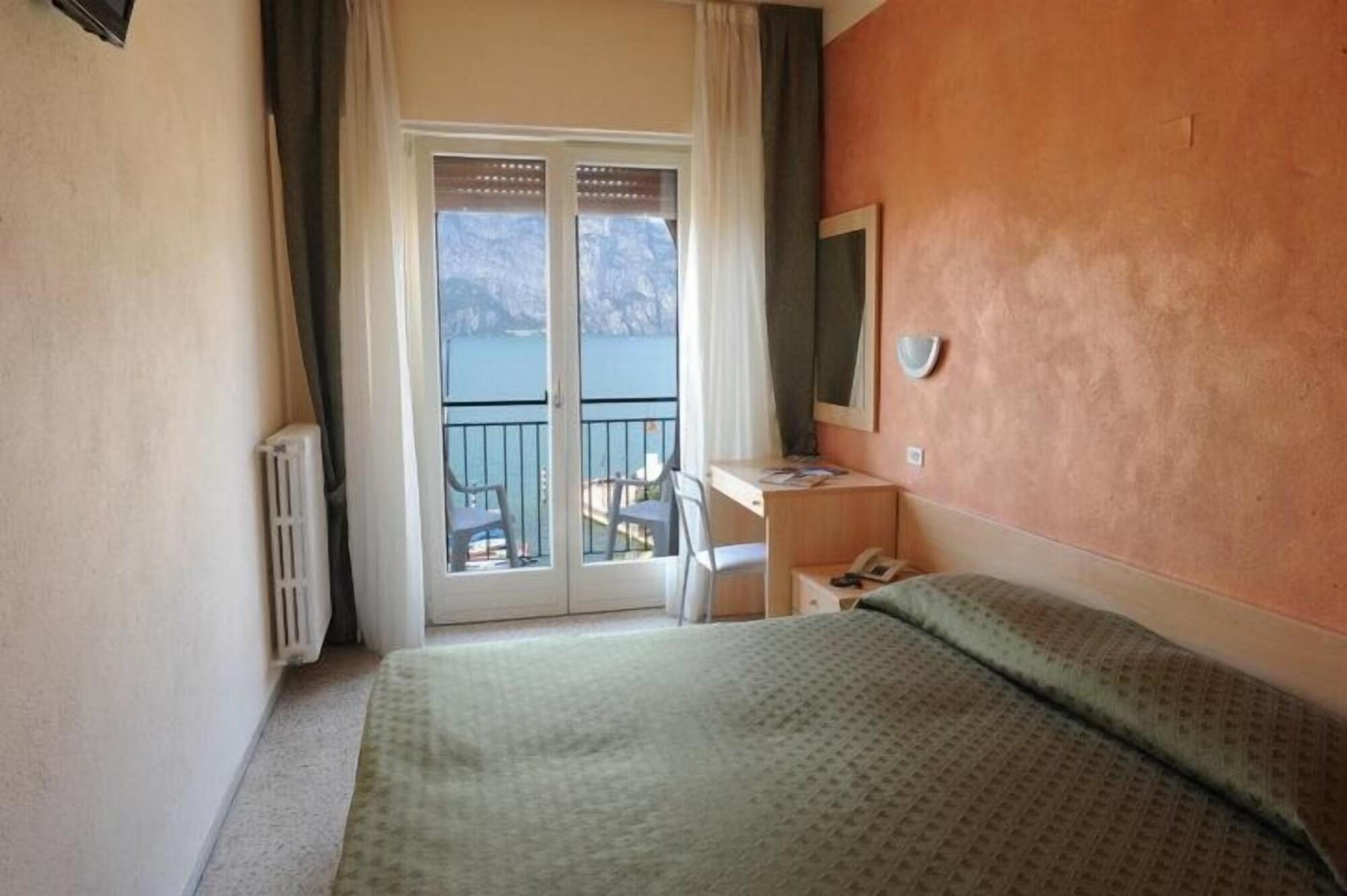 Hotel Sorriso Brenzone sul Garda Buitenkant foto