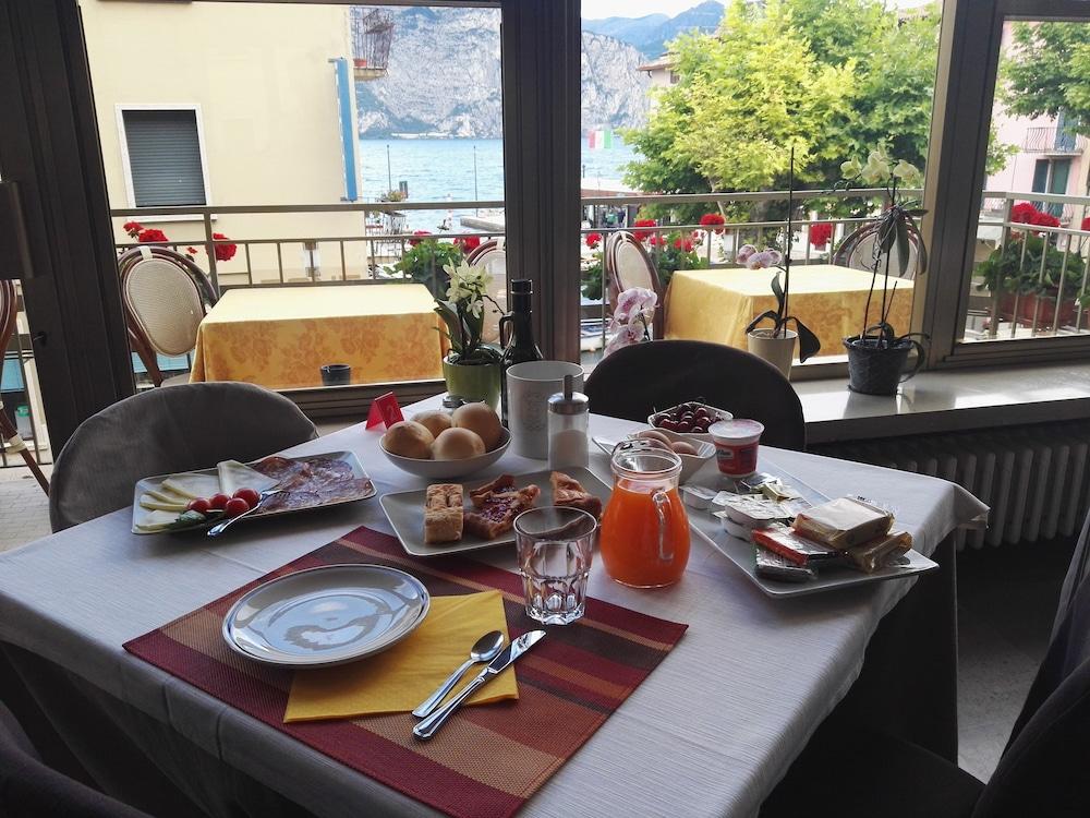 Hotel Sorriso Brenzone sul Garda Buitenkant foto