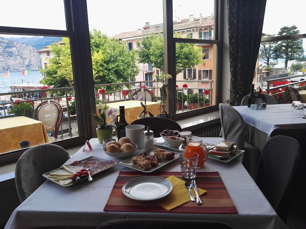 Hotel Sorriso Brenzone sul Garda Buitenkant foto