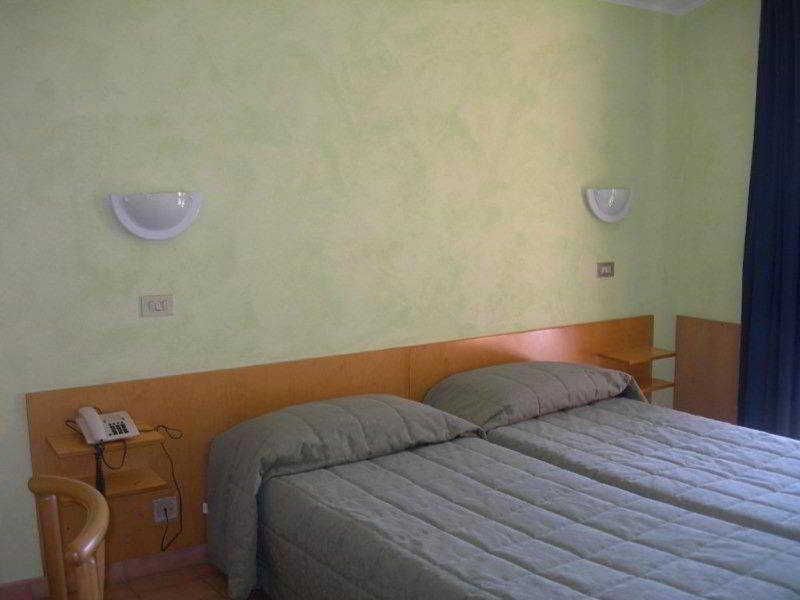 Hotel Sorriso Brenzone sul Garda Buitenkant foto